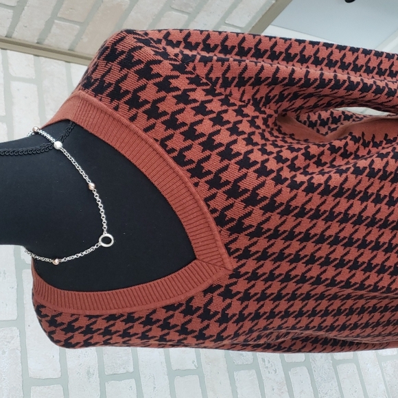 EUC Apt. 9 Rust Orange black houndstooth pattern soft knit V neck sweater Medium - Picture 2 of 7